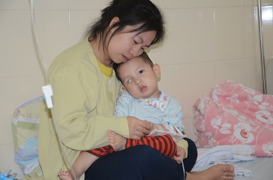 Bạn đọc Dân trí giúp đỡ bé trai bị ung thư võng mạc hơn 170 triệu đồng. - 2