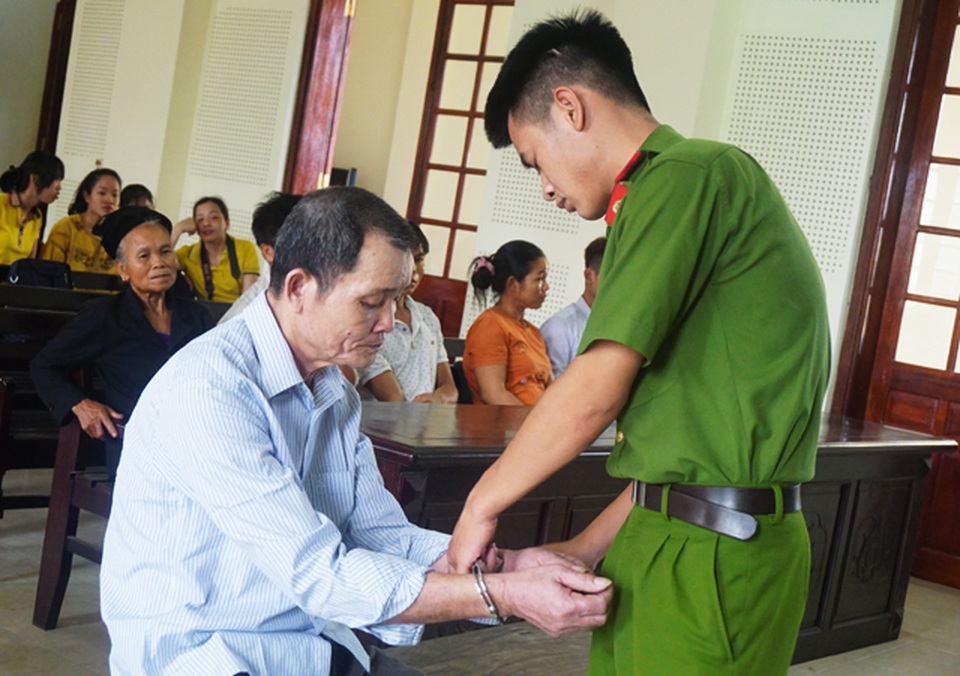 Cha ném cái bát, con ném cái mũ, người chết, kẻ vào tù - 2 Cha ném cái bát, con ném cái mũ, người chết, kẻ vào tù - 2