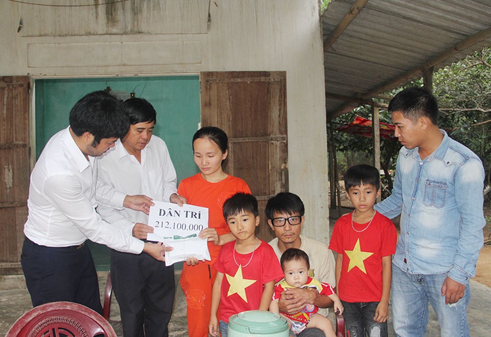 Người đàn bà bị bệnh não ôm 3 con thơ bất lực nhìn chồng mù được bạn đọc Dân trí giúp đỡ hơn 212 triệu đồng - 2 Người đàn bà bị bệnh não ôm 3 con thơ bất lực nhìn chồng mù được bạn đọc Dân trí giúp đỡ hơn 212 triệu đồng - 2