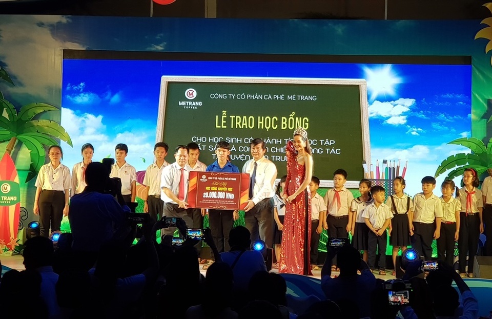 Khánh Hòa: Trao 20 suất học bổng đến con em huyện đảo Trường Sa - 1 Khánh Hòa: Trao 20 suất học bổng đến con em huyện đảo Trường Sa - 1