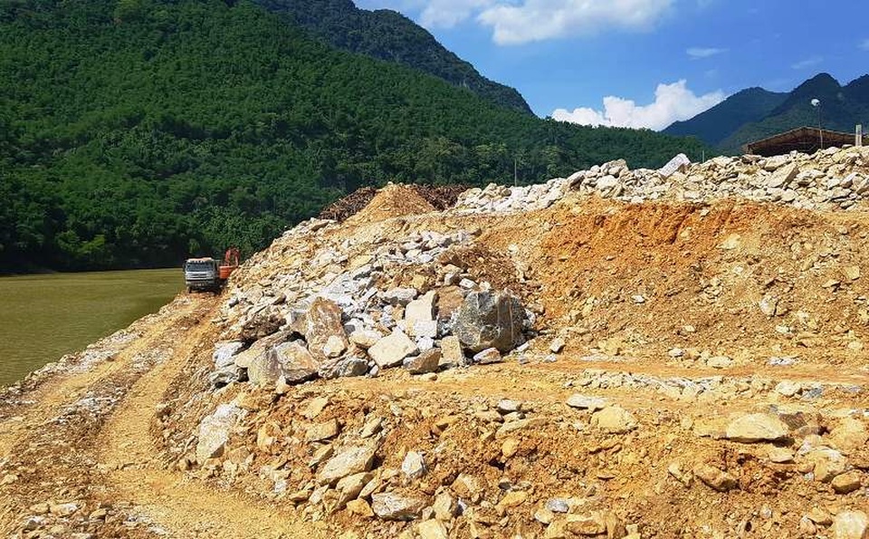 Đơn vị đổ hàng nghìn khối đá lấn sông đã nhiều lần bị xử phạt - 3 Đơn vị đổ hàng nghìn khối đá lấn sông đã nhiều lần bị xử phạt - 3