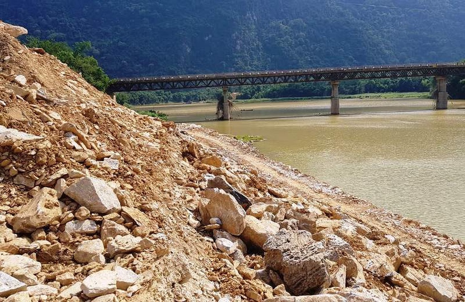 Đơn vị đổ hàng nghìn khối đá lấn sông đã nhiều lần bị xử phạt - 5 Đơn vị đổ hàng nghìn khối đá lấn sông đã nhiều lần bị xử phạt - 5