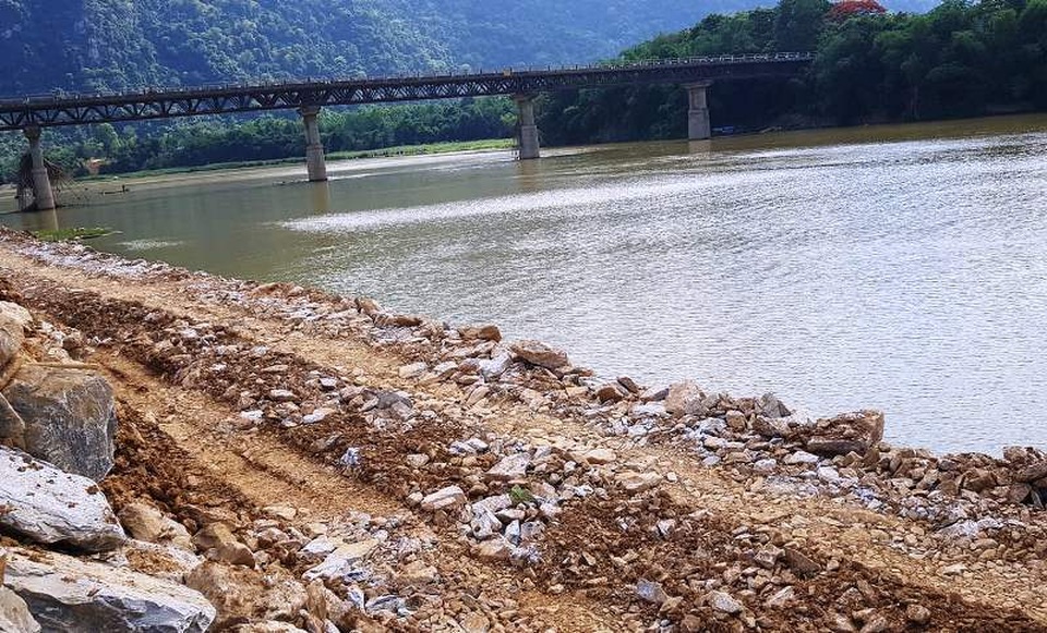 Đơn vị đổ hàng nghìn khối đá lấn sông đã nhiều lần bị xử phạt - 4 Đơn vị đổ hàng nghìn khối đá lấn sông đã nhiều lần bị xử phạt - 4
