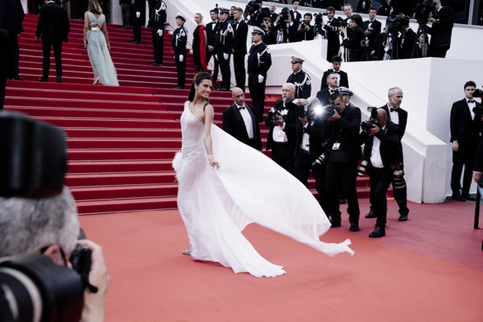 Alessandra Ambrosio trẻ đẹp và quyến rũ trên thảm đỏ Cannes - 7 Alessandra Ambrosio trẻ đẹp và quyến rũ trên thảm đỏ Cannes - 7