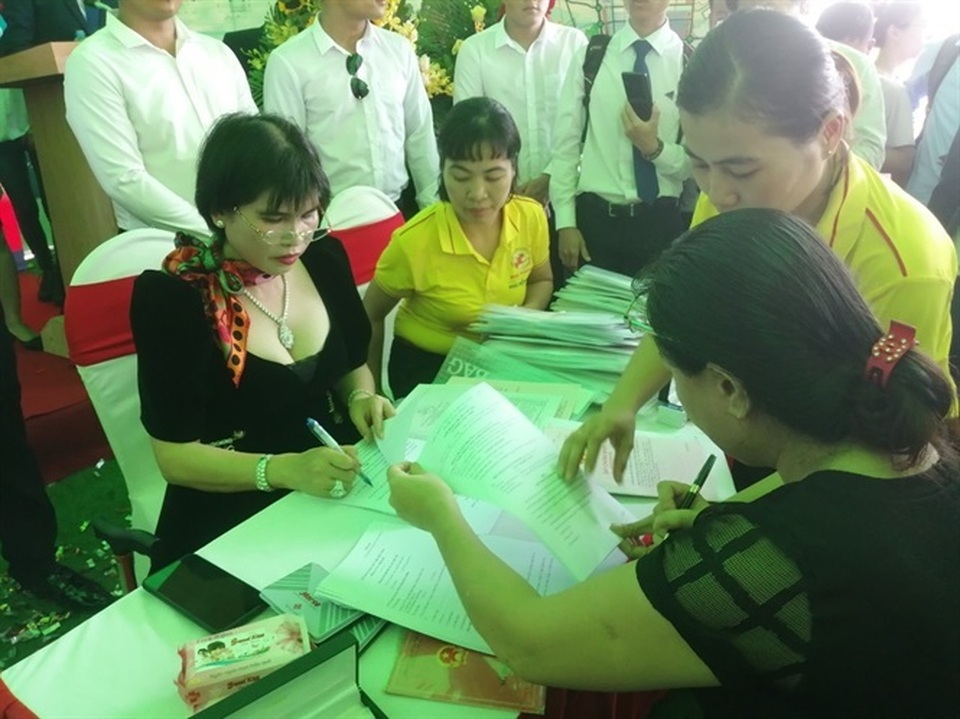 Bất động sản Phú Hồng Thịnh tiếp tục bàn giao sổ hồng sớm cho khách hàng - 5 Bất động sản Phú Hồng Thịnh tiếp tục bàn giao sổ hồng sớm cho khách hàng - 5