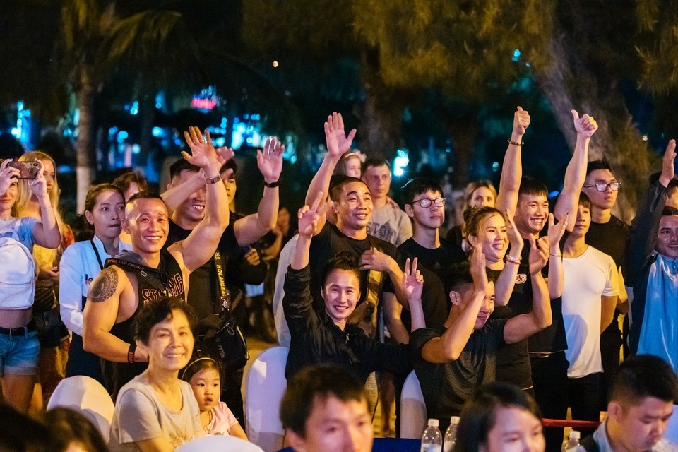 Bất chấp giông bão, khán giả Nha Trang vẫn hết mình với chung kết thể hình - 1 Bất chấp giông bão, khán giả Nha Trang vẫn hết mình với chung kết thể hình - 1