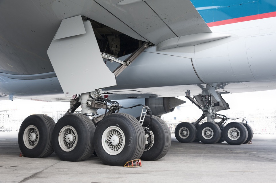 Tóm gọn hành khách trốn dưới càng máy bay định “đi ké” miễn phí - 1 Tóm gọn hành khách trốn dưới càng máy bay định “đi ké” miễn phí - 1