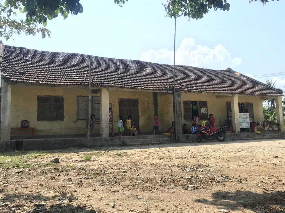 Có trường mới, 60 học sinh vẫn phải học ở nơi... chờ sập - 1