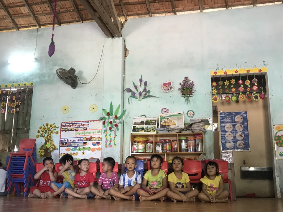 Có trường mới, 60 học sinh vẫn phải học ở nơi... chờ sập - 2