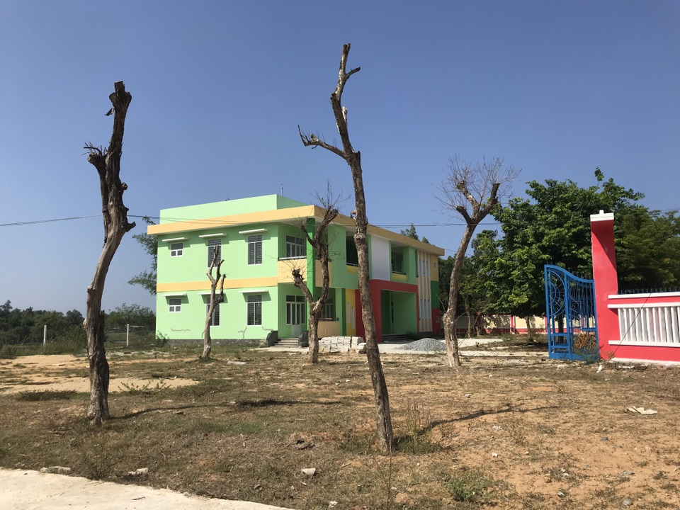 Có trường mới, 60 học sinh vẫn phải học ở nơi... chờ sập - 4