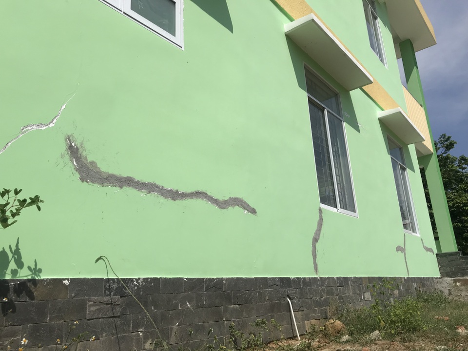 Có trường mới, 60 học sinh vẫn phải học ở nơi... chờ sập - 6