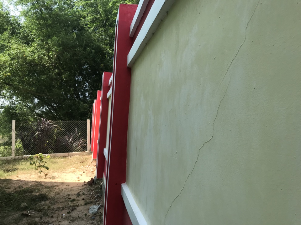 Có trường mới, 60 học sinh vẫn phải học ở nơi... chờ sập - 5