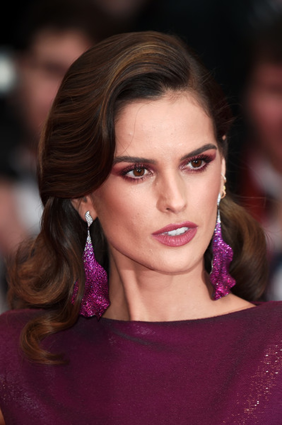 Izabel Goulart khoe lưng trần quyến rũ - 2 Izabel Goulart khoe lưng trần quyến rũ - 2