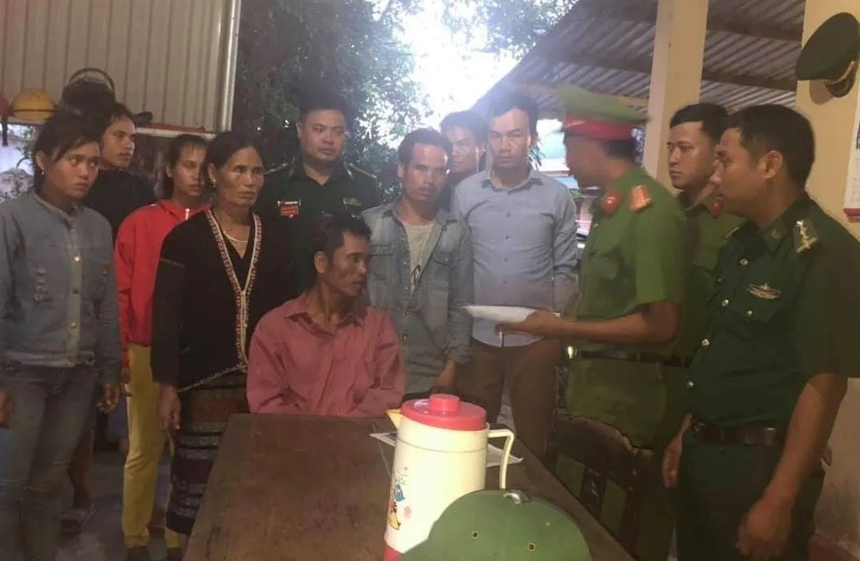 Lạ lùng người đàn ông cầm dao, định nhảy cầu tự tử - 1 Lạ lùng người đàn ông cầm dao, định nhảy cầu tự tử - 1