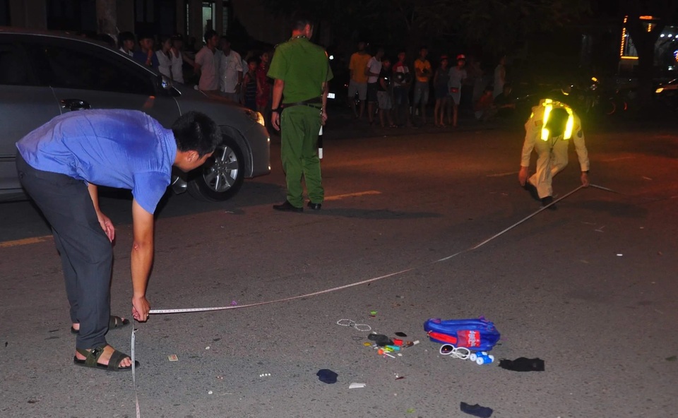 Hai mẹ con đi xe máy bị ô tô đâm, cháu bé 9 tuổi tử vong - 1 Hai mẹ con đi xe máy bị ô tô đâm, cháu bé 9 tuổi tử vong - 1