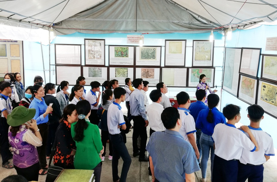 Triển lãm tư liệu “Hoàng Sa, Trường Sa của Việt Nam - Những bằng chứng lịch sử và pháp lý” - 2 Triển lãm tư liệu “Hoàng Sa, Trường Sa của Việt Nam - Những bằng chứng lịch sử và pháp lý” - 2