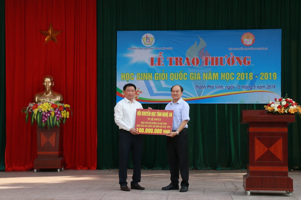 Hội Khuyến học tỉnh Nghệ An khen thưởng 140 giáo viên, học sinh trường Phan - 1 Hội Khuyến học tỉnh Nghệ An khen thưởng 140 giáo viên, học sinh trường Phan - 1