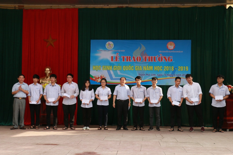 Hội Khuyến học tỉnh Nghệ An khen thưởng 140 giáo viên, học sinh trường Phan - 2 Hội Khuyến học tỉnh Nghệ An khen thưởng 140 giáo viên, học sinh trường Phan - 2