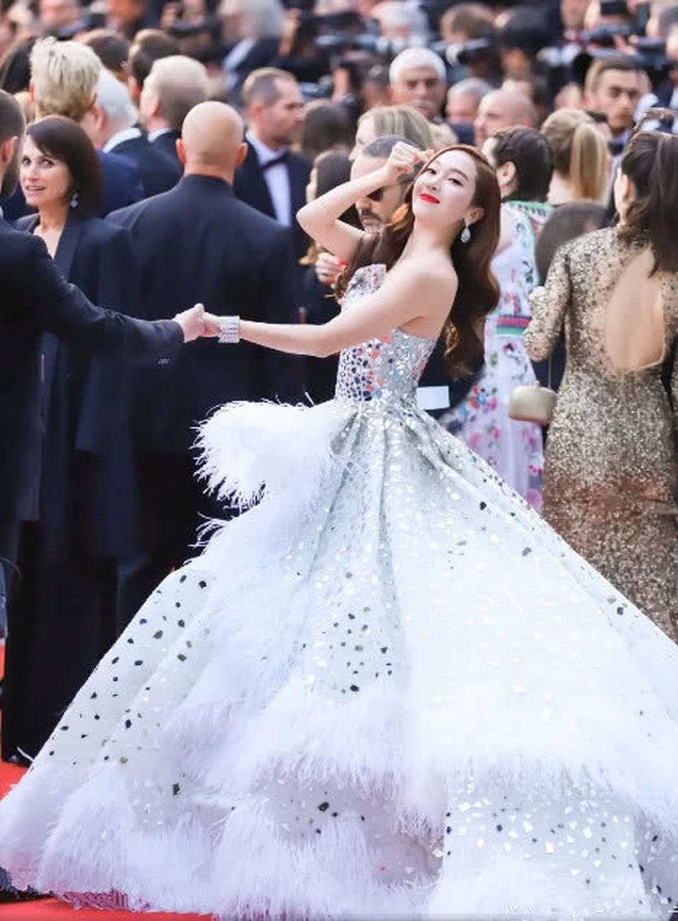 Jessica Jung diện váy cồng kềnh, suýt ngã trên thảm đỏ - 9 Jessica Jung diện váy cồng kềnh, suýt ngã trên thảm đỏ - 9