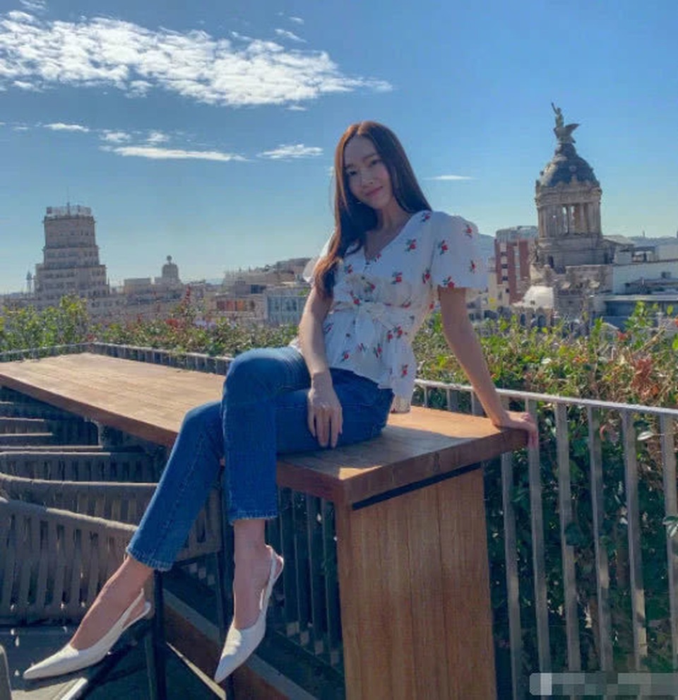Jessica Jung diện váy cồng kềnh, suýt ngã trên thảm đỏ - 16 Jessica Jung diện váy cồng kềnh, suýt ngã trên thảm đỏ - 16