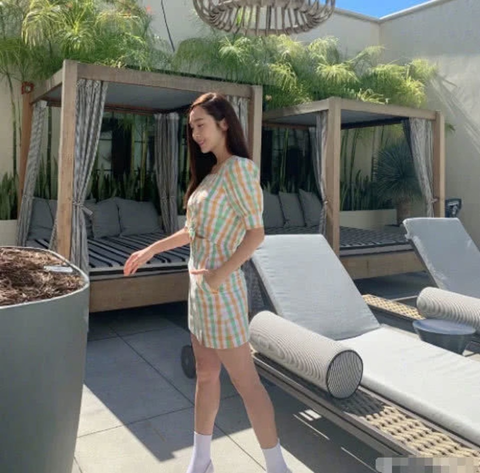 Jessica Jung diện váy cồng kềnh, suýt ngã trên thảm đỏ - 15 Jessica Jung diện váy cồng kềnh, suýt ngã trên thảm đỏ - 15