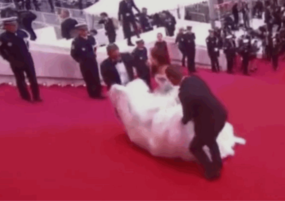 Jessica Jung diện váy cồng kềnh, suýt ngã trên thảm đỏ - 14 Jessica Jung diện váy cồng kềnh, suýt ngã trên thảm đỏ - 14