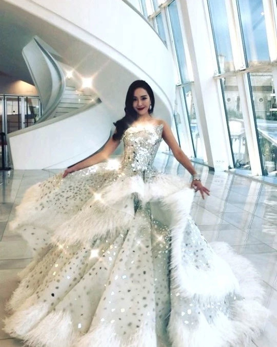 Jessica Jung diện váy cồng kềnh, suýt ngã trên thảm đỏ - 6 Jessica Jung diện váy cồng kềnh, suýt ngã trên thảm đỏ - 6