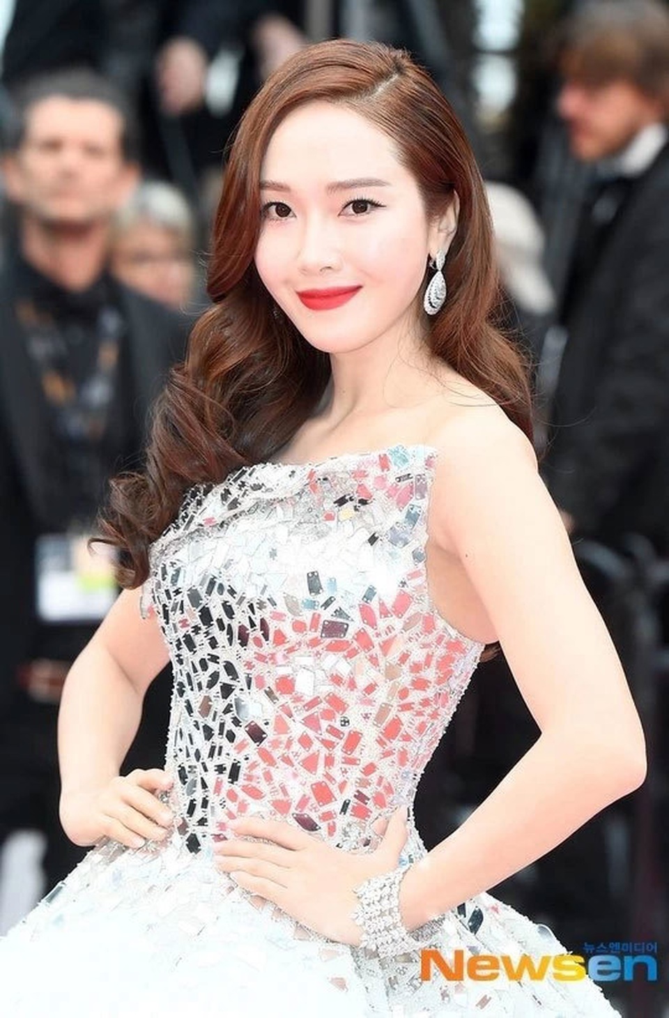 Jessica Jung diện váy cồng kềnh, suýt ngã trên thảm đỏ - 3 Jessica Jung diện váy cồng kềnh, suýt ngã trên thảm đỏ - 3