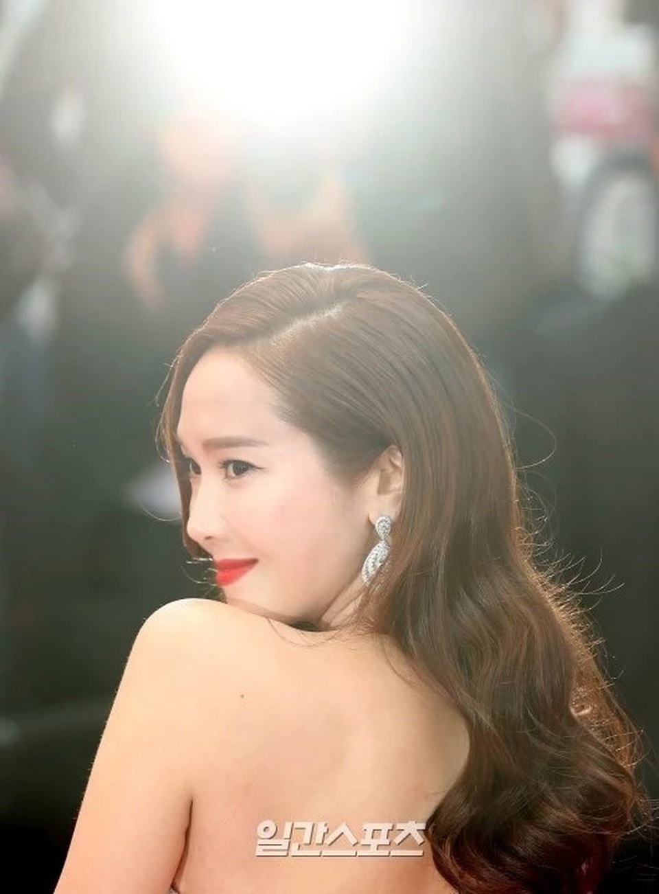 Jessica Jung diện váy cồng kềnh, suýt ngã trên thảm đỏ - 10 Jessica Jung diện váy cồng kềnh, suýt ngã trên thảm đỏ - 10