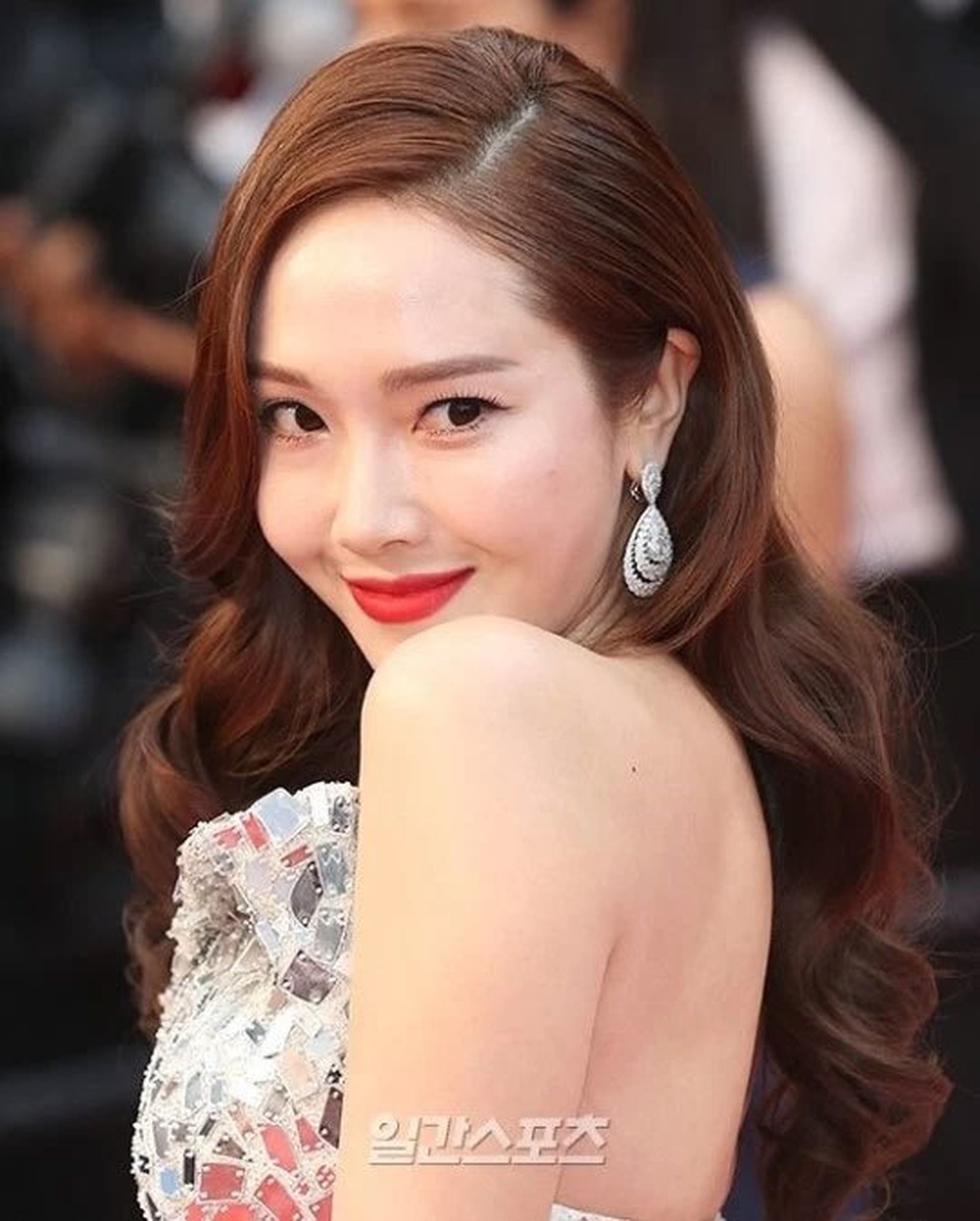 Jessica Jung diện váy cồng kềnh, suýt ngã trên thảm đỏ - 7 Jessica Jung diện váy cồng kềnh, suýt ngã trên thảm đỏ - 7