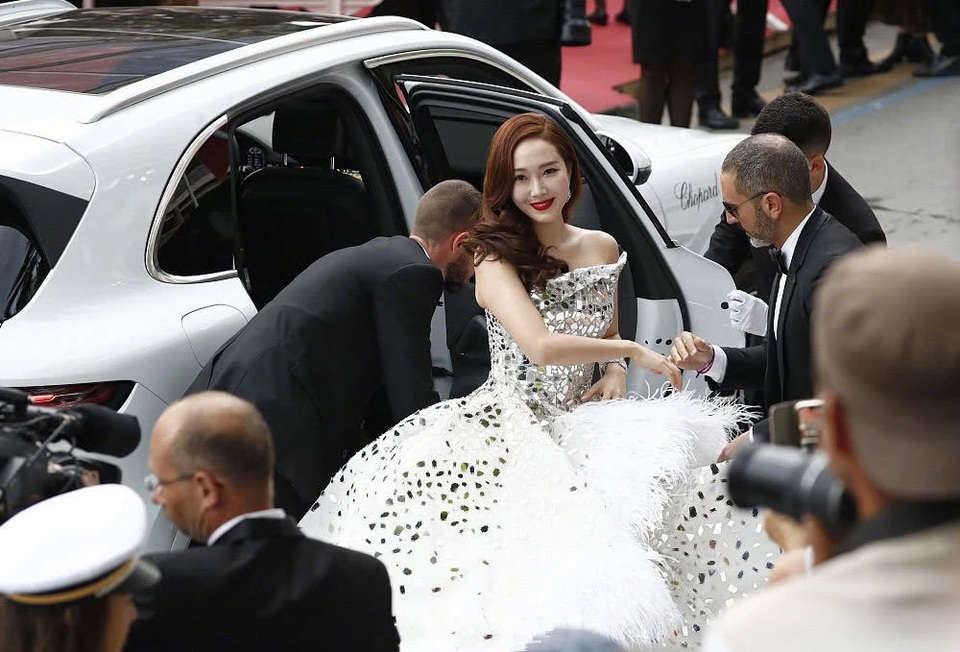 Jessica Jung diện váy cồng kềnh, suýt ngã trên thảm đỏ - 4 Jessica Jung diện váy cồng kềnh, suýt ngã trên thảm đỏ - 4