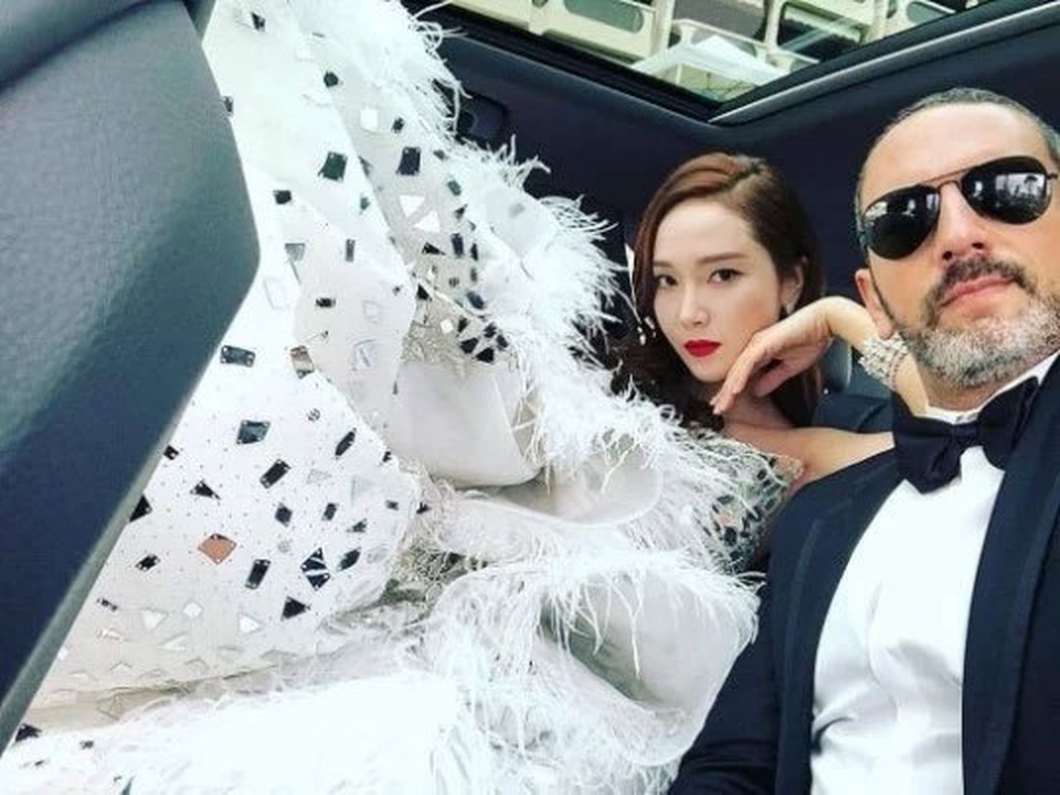 Jessica Jung diện váy cồng kềnh, suýt ngã trên thảm đỏ - 5 Jessica Jung diện váy cồng kềnh, suýt ngã trên thảm đỏ - 5