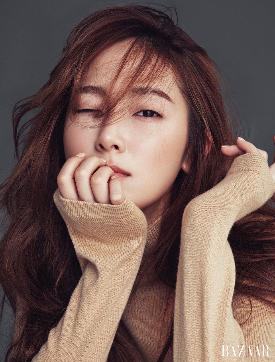 Jessica Jung diện váy cồng kềnh, suýt ngã trên thảm đỏ - 18 Jessica Jung diện váy cồng kềnh, suýt ngã trên thảm đỏ - 18