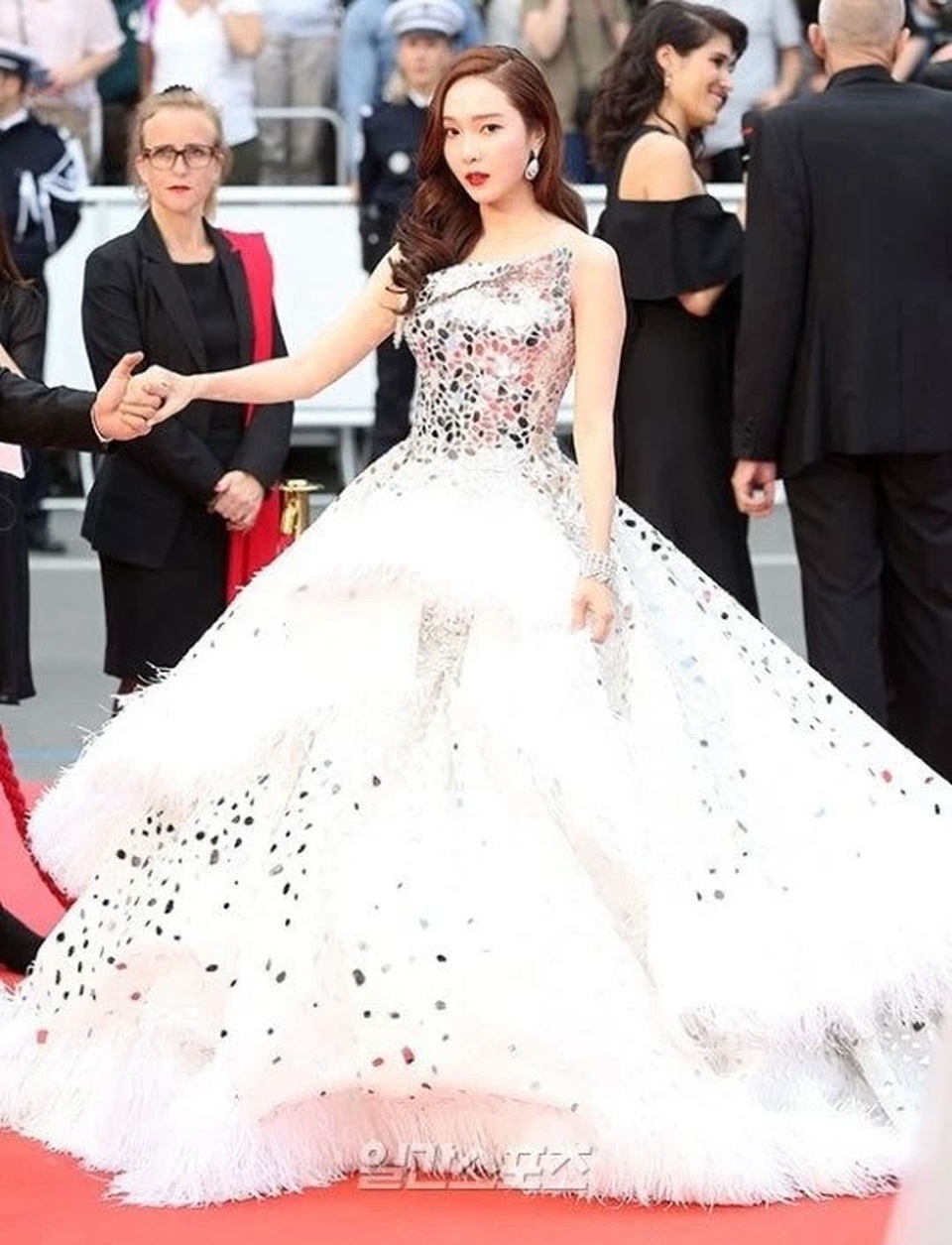 Jessica Jung diện váy cồng kềnh, suýt ngã trên thảm đỏ - 1 Jessica Jung diện váy cồng kềnh, suýt ngã trên thảm đỏ - 1