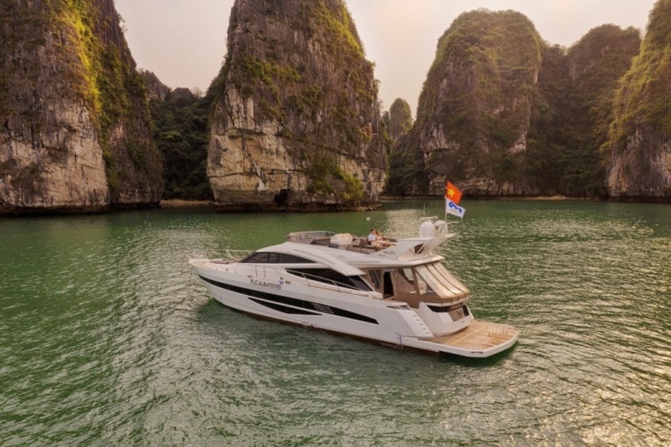 Khám phá “tuyệt đỉnh” non nước Hạ Long bằng du thuyền triệu đô FLC Albatross - 1 Khám phá “tuyệt đỉnh” non nước Hạ Long bằng du thuyền triệu đô FLC Albatross - 1