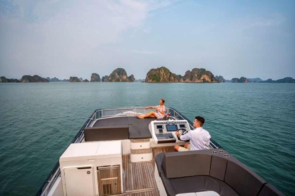 Khám phá “tuyệt đỉnh” non nước Hạ Long bằng du thuyền triệu đô FLC Albatross - 2 Khám phá “tuyệt đỉnh” non nước Hạ Long bằng du thuyền triệu đô FLC Albatross - 2