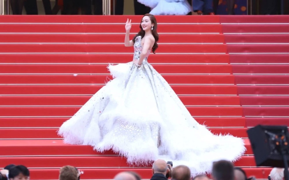 Jessica Jung diện váy cồng kềnh, suýt ngã trên thảm đỏ - 12 Jessica Jung diện váy cồng kềnh, suýt ngã trên thảm đỏ - 12