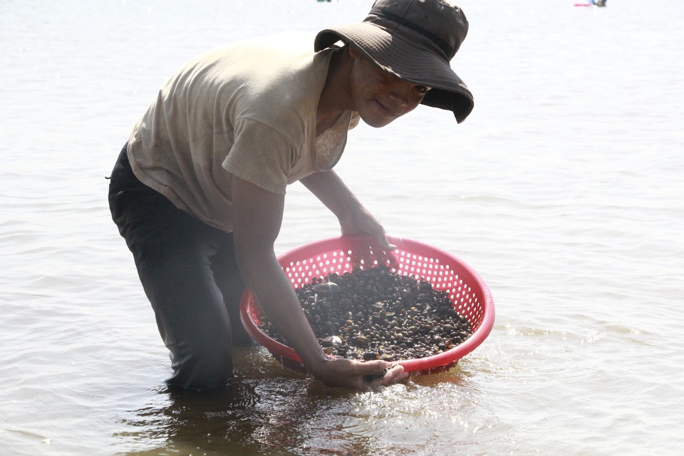 Đổ xô đi đãi hến mùa nước cạn ở hồ Ea Kao - 2