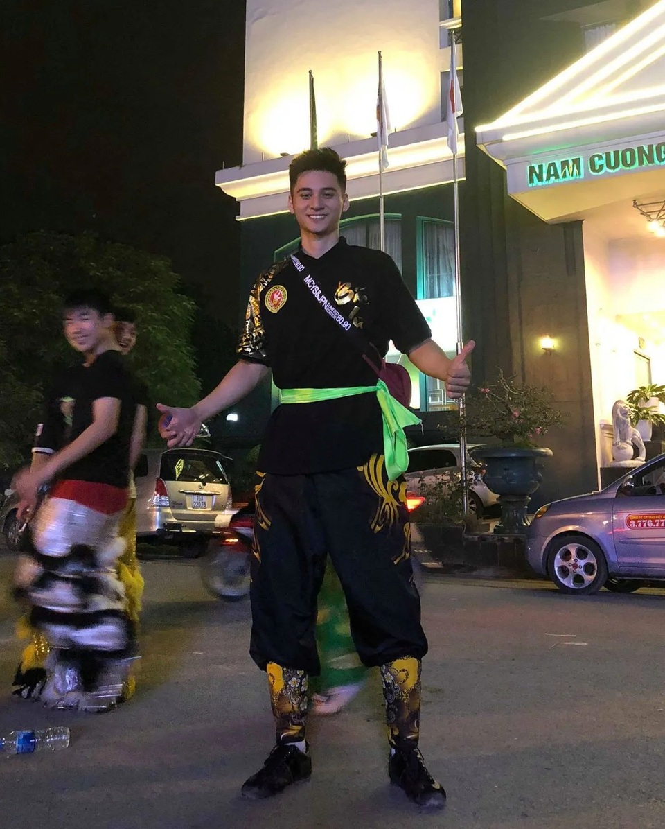 Gặp soái ca văn võ song toàn vừa trở thành Nam vương ĐH Kinh tế quốc dân - 3 Gặp soái ca văn võ song toàn vừa trở thành Nam vương ĐH Kinh tế quốc dân - 3