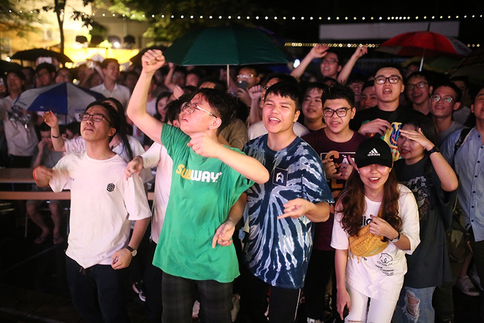 Học sinh chuyên Tự nhiên đội mưa quậy tưng bừng trong đêm chia tay - 9 Học sinh chuyên Tự nhiên đội mưa quậy tưng bừng trong đêm chia tay - 9