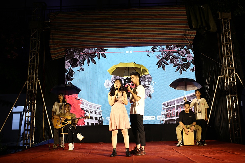 Học sinh chuyên Tự nhiên đội mưa quậy tưng bừng trong đêm chia tay - 2 Học sinh chuyên Tự nhiên đội mưa quậy tưng bừng trong đêm chia tay - 2