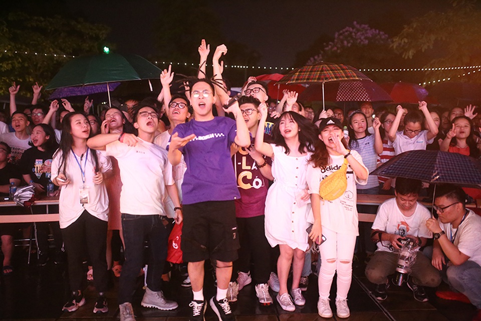 Học sinh chuyên Tự nhiên đội mưa quậy tưng bừng trong đêm chia tay - 4 Học sinh chuyên Tự nhiên đội mưa quậy tưng bừng trong đêm chia tay - 4