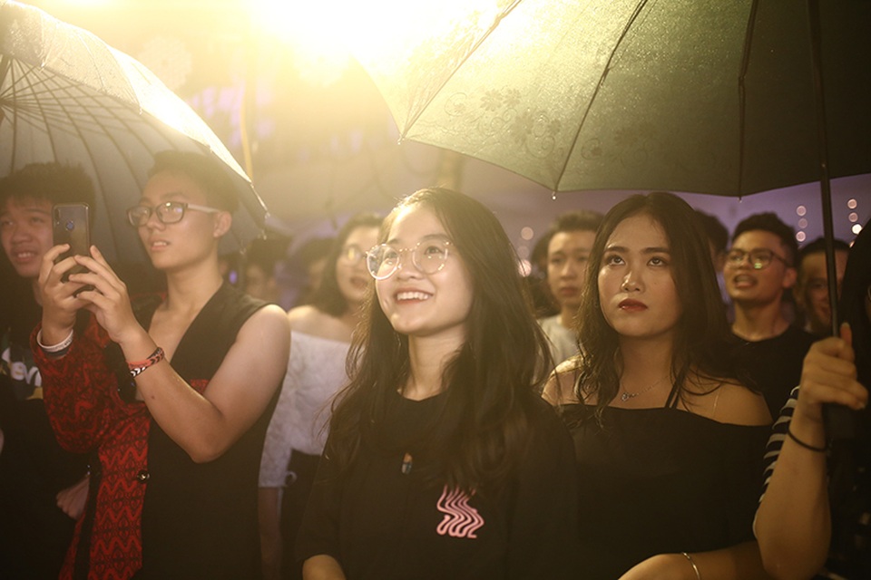 Học sinh chuyên Tự nhiên đội mưa quậy tưng bừng trong đêm chia tay - 8 Học sinh chuyên Tự nhiên đội mưa quậy tưng bừng trong đêm chia tay - 8