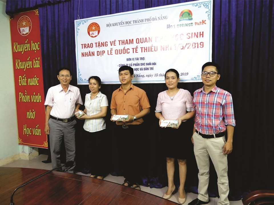 Đà Nẵng: Trao 900 vé tham quan khu vui chơi cho học sinh tiểu học nhân dịp 1/6 - 1 Đà Nẵng: Trao 900 vé tham quan khu vui chơi cho học sinh tiểu học nhân dịp 1/6 - 1
