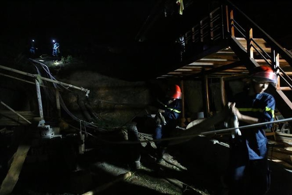 Cháy rừng, nhiều nhà dân sơ tán, hàng trăm người dập lửa trong đêm - 5 Cháy rừng, nhiều nhà dân sơ tán, hàng trăm người dập lửa trong đêm - 5