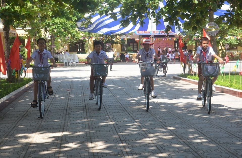 Quảng Bình: Tặng xe đạp nâng bước học sinh nghèo đến trường - 2 Quảng Bình: Tặng xe đạp nâng bước học sinh nghèo đến trường - 2