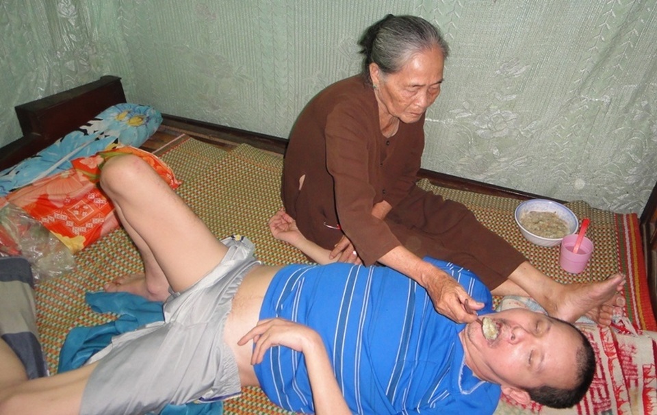 Nghẹn ngào cảnh mẹ già tuổi 80, 17 năm tần tảo nuôi con trai giáo viên liệt giường - 5 Nghẹn ngào cảnh mẹ già tuổi 80, 17 năm tần tảo nuôi con trai giáo viên liệt giường - 5