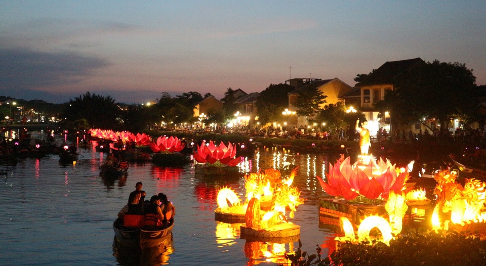 Du khách hào hứng với 7 đóa sen khổng lồ trên sông Hoài - 2 Du khách hào hứng với 7 đóa sen khổng lồ trên sông Hoài - 2