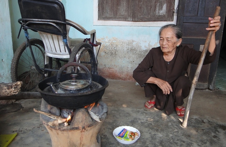 Nghẹn ngào cảnh mẹ già tuổi 80, 17 năm tần tảo nuôi con trai giáo viên liệt giường - 4 Nghẹn ngào cảnh mẹ già tuổi 80, 17 năm tần tảo nuôi con trai giáo viên liệt giường - 4