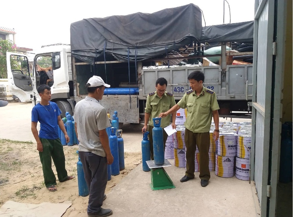 Thu giữ nửa tấn khí N2O - chất “mồi” cho dân chơi tăng khoái cảm chơi “đồ” - 2 Thu giữ nửa tấn khí N2O - chất “mồi” cho dân chơi tăng khoái cảm chơi “đồ” - 2